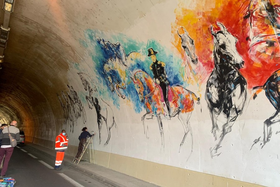 Liska Llorca habille les murs du tunnel au pied du Château