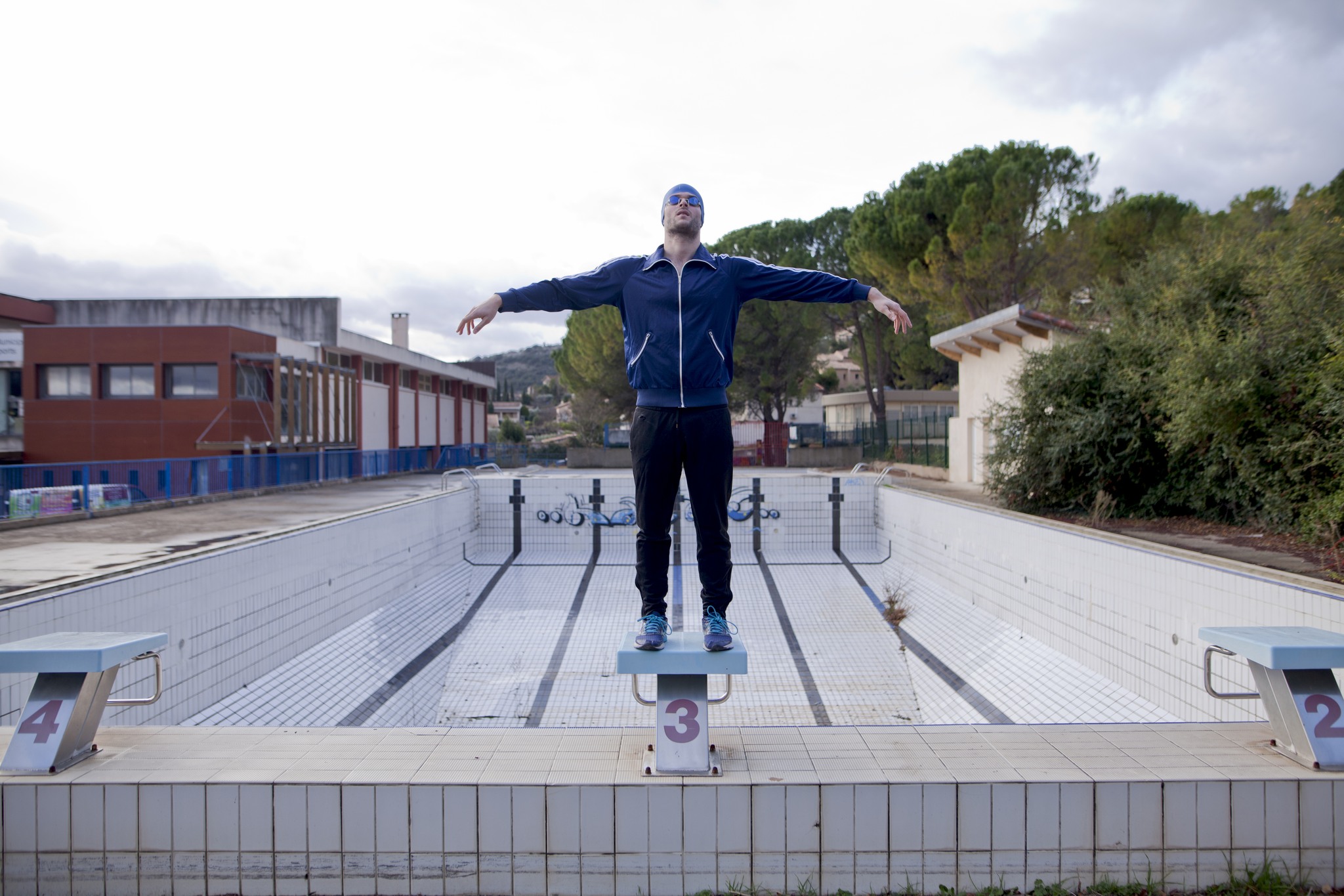 Plongée au cœur de la natation avec la pièce de théâtre « Cent mètres papillon »