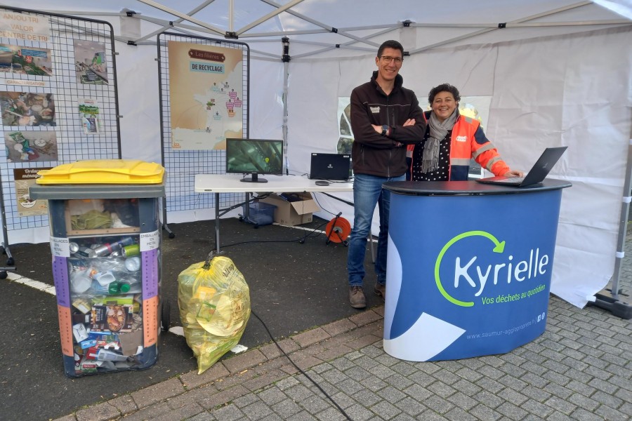 Un ambassadeur du tri au marché de Saumur