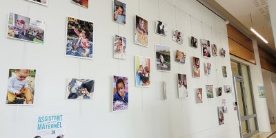 L'exposition "Assistante maternelle, voyage en terrain connu ?" dans le hall de la mairie de Saumur