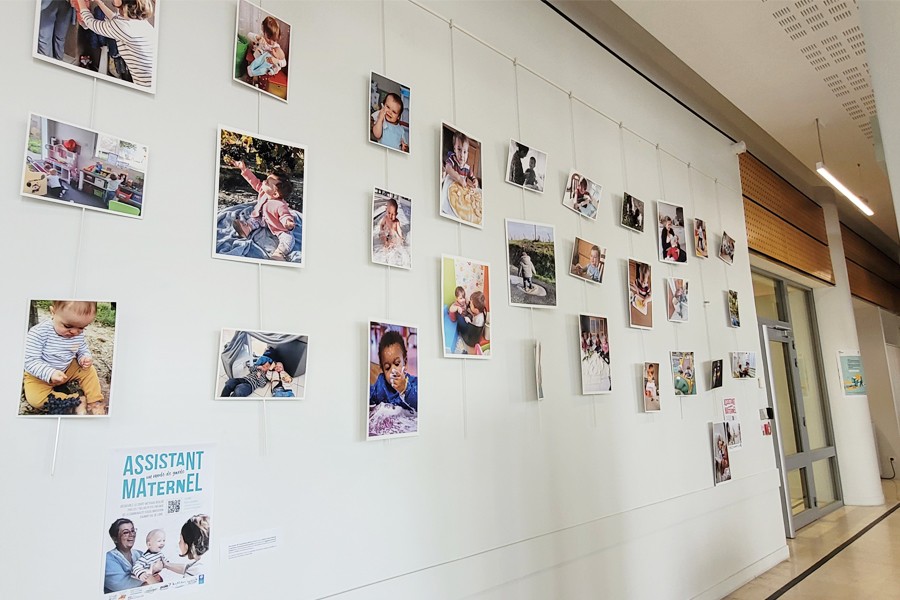 L'exposition "Assistante maternelle, voyage en terrain connu ?" dans le hall de la mairie de Saumur