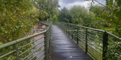 Passerelle sur le barrage du Thouet : travaux de remplacement et installation d'éclairages solaires innovants