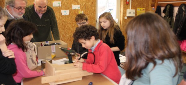 Le Conseil Municipal des Enfants crée un nichoir à balcon pour mésange