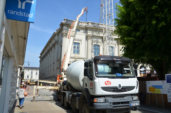 Le béton coule à flot sur le toit du théâtre