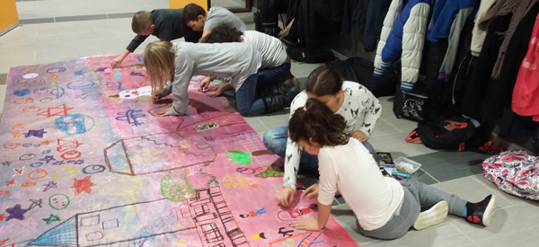 Les enfants exposent à la mairie